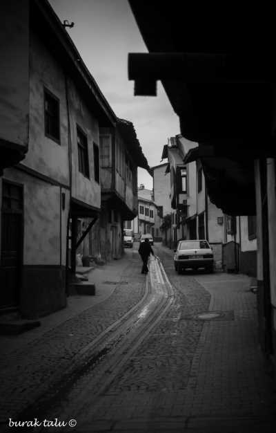 Halit Sokak
Foto İl Kültür ve Turizm Müdürlüğü Araştırmacı  Ömer Işıdan'dan alınmıştır.