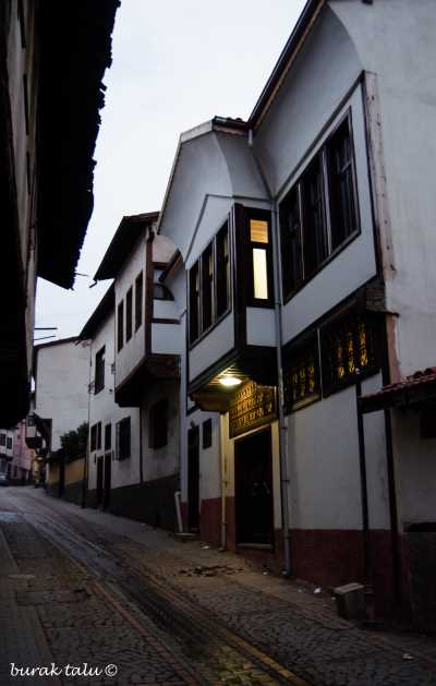 Halit Sokak
Foto İl Kültür ve Turizm Müdürlüğü Araştırmacı  Ömer Işıdan'dan alınmıştır.