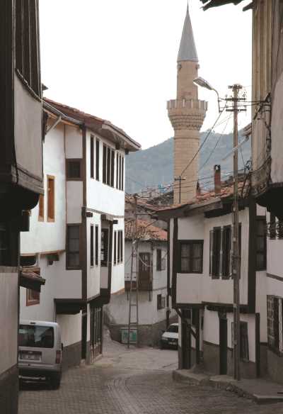 Halit Sokak
Foto İl Kültür ve Turizm Müdürlüğü Araştırmacı  Ömer Işıdan'dan alınmıştır.