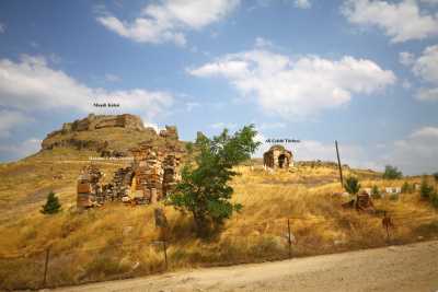 İlimiz, Akdağmadeni İlçesi Muşali Köyü'nde Bulunan;
'Muşali Kalesi ile Ali Çelebi ve Mahmut Çelebi Türbeleri'