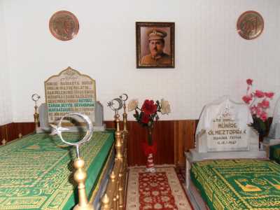 Yozgat Merkez Sarı Topraklık Mezarlığında Bulunan;
Mutasavvıf Esseyyid Şeyh Osman Nuri Bağdadi (Ölmeztoprak) Hazretleri'nin Türbesi
