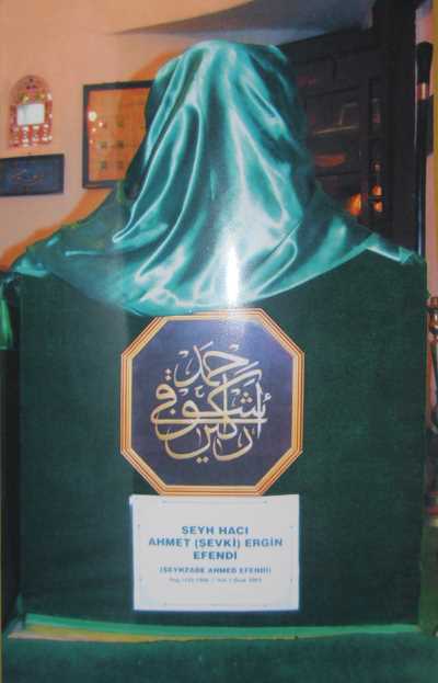 'Şeyhzade Ahmet Efendi Türbesi'
Yozgat Merkez Taş Köprü Mah. Hastane Cad. Ahmet Efendi Caminin bitişiğinde bulunmaktadır.
