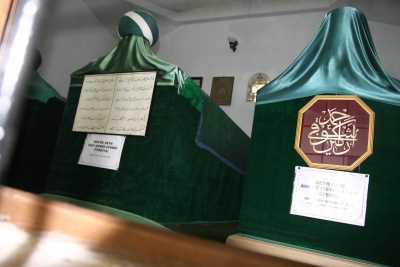 'Şeyhzade Ahmet Efendi Türbesi'
Yozgat Merkez Taş Köprü Mah. Hastane Cad. Ahmet Efendi Caminin bitişiğinde bulunmaktadır.
