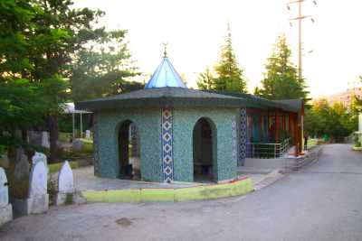 Yozgat Merkez Sarı Topraklık Mezarlığında Bulunan;
Mutasavvıf Esseyyid Şeyh Osman Nuri Bağdadi (Ölmeztoprak) Hazretleri'nin Türbesi
