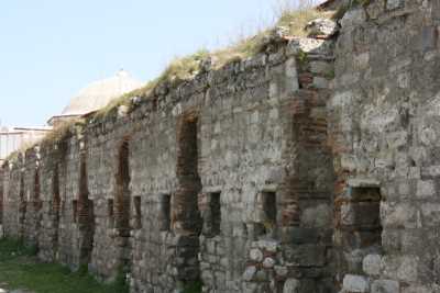 Lüleburgaz Sokullu Mehmet Paşa Kervansarayından günümüze kalan iç duvar kalıntısı. 