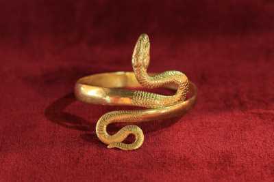 Yılan Başlı Bilezik- Amisos Hazineleri (Fotoğraf: Samsun İl Kültür ve Turizm Müdürlüğü arşivi)