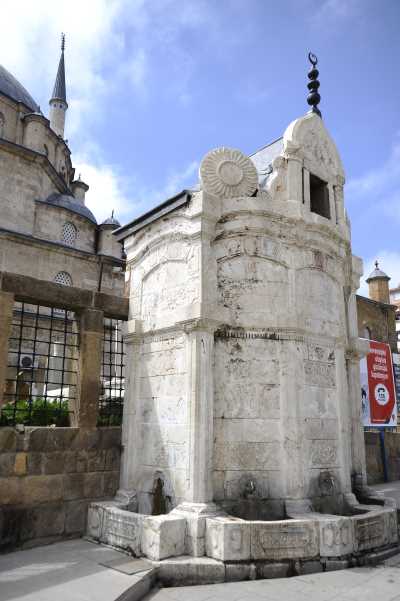 Çapanoğlu (Büyük) Camii Hamidiye Saatli Çeşmesi 