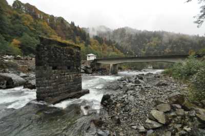 Mollaveys Yıkık Köprü 
Kaynak: Rize İl Kültür ve Turizm Müdürlüğü Fotoğraf Arşivi