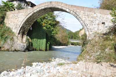 Suçatı Köprüsü 
Kaynak: Rize İl Kültür ve Turizm Müdürlüğü Fotoğraf Arşivi